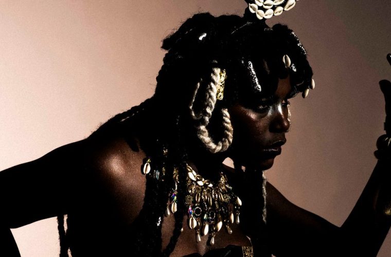 Princess Isatu Hassan Bangura in Wild Woman Pt 1: The Bone Collector, een performance over rituelen en transformatie tijdens het Limburg Festival Rotterdam.