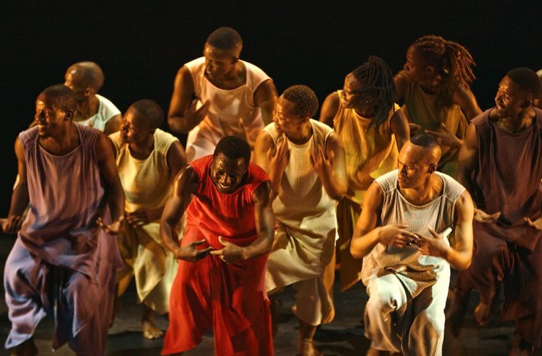 Dansers in beweging op het podium van TR25 Schouwburg Grote Zaal, werkend aan de voorstelling As We Are