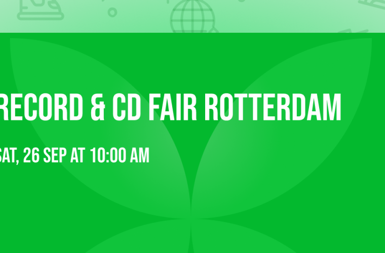 Bezoekers bladeren door vinyl platen en cd's op de Record & CD Fair in Rotterdam Ahoy